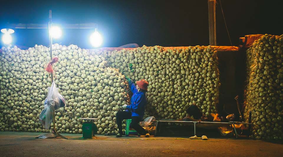 Nightlife at Long Bien Market 4.jpeg